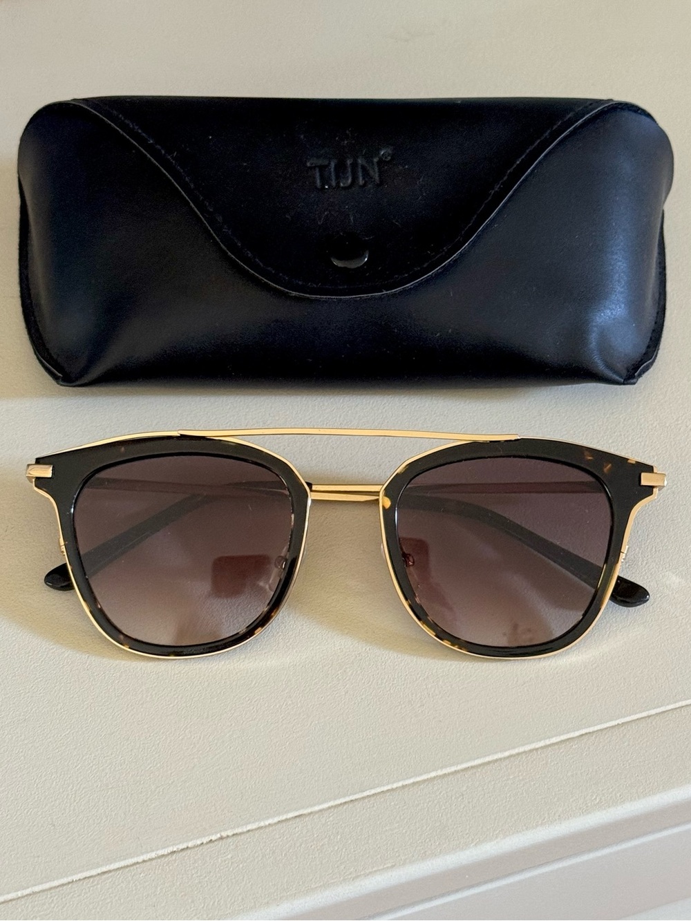 NWT TIJN eyewear sunglasses gold hardware tortoise shell sunnies w/ travel case